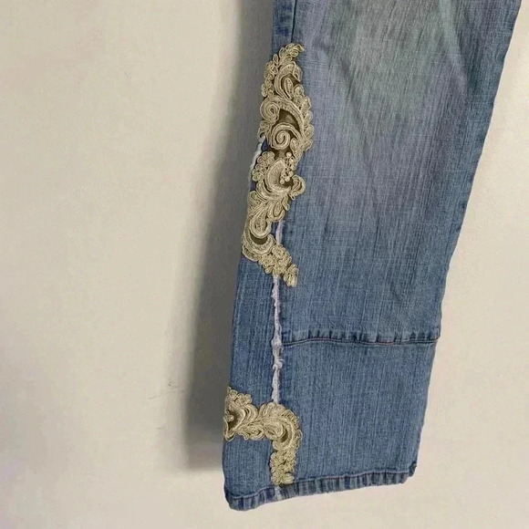 Light wash flare jeans with lace embellishments. - Picture 4 of 5